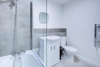 Penny Place Retreat – Central 2BED 2BATH by Station and Free Parking - 1