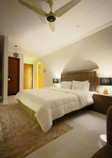 The Luxe Den 1 BR Self CheckInn TopCity 1 Near Airport - 2