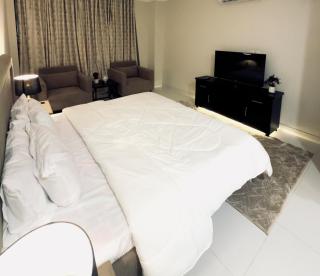 The Luxe Den 1 BR Self CheckInn TopCity 1 Near Airport - 1