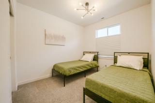 Curated Canvas Modern 3BR Sleeps 8 Near Free - 6