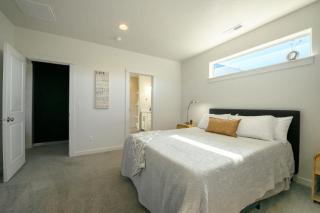 Curated Canvas Modern 3BR Sleeps 8 Near Free - 2