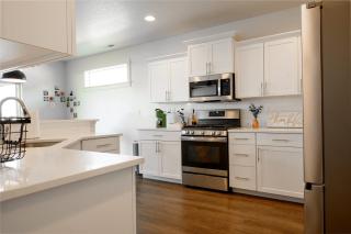 Curated Canvas Modern 3BR Sleeps 8 Near Free - 5