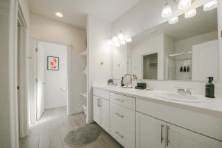 Curated Canvas Modern 3BR Sleeps 8 Near Free - 1