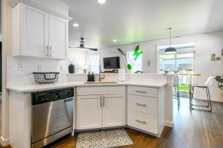 Curated Canvas Modern 3BR Sleeps 8 Near Free - 4