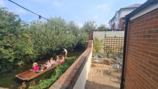 City Centre, River views, Sleeps 5, Free Parking - 0