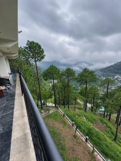 Peaceful 1BHK Stay in Murree Foggy Mountain View - 4
