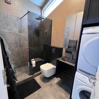 One bedroom condo with free parking - 9