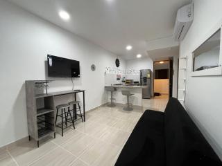 Tu Refugio con Estilo Piscina, Balcón y Parking - 0