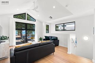 Harborview Modern 2-Bedroom Apartment 8A - 0