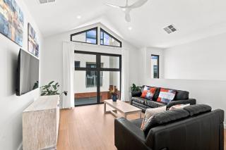 Harborview Modern 2-Bedroom Apartment 10A - 7