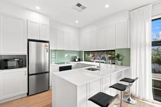 Harborview Modern 2-Bedroom Apartment 10A - 3