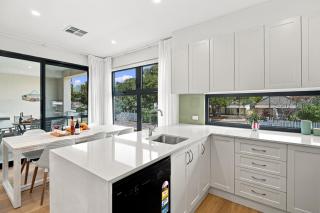 Harborview Modern 2-Bedroom Apartment 9A - 2