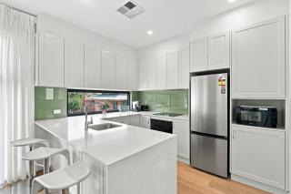 Harborview Modern 2-Bedroom Apartment 9A - 1