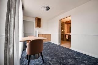 Logan Village Hotel Suites - 7