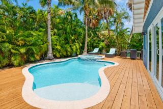 2 min to Beach, Heated Pool and Spa, Quiet Retreat - 0