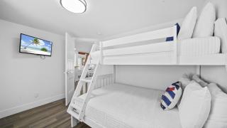 Beachfront Cottage, Heated Pool and Spa, Top floor beachfront balcony views - 3