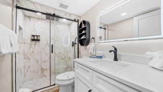 Coconuts 105, Beachfront Villa, King Bed - 5