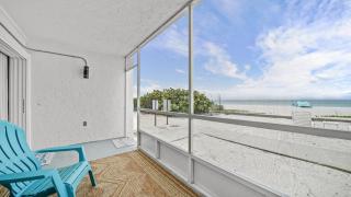 Coconuts 105, Beachfront Villa, King Bed - 9