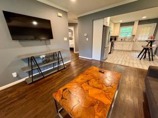 Updated Modern 2 BR Private Deck Near Decatur EAV - 4