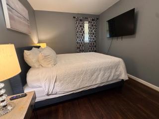 Updated Modern 2 BR Private Deck Near Decatur EAV - 3