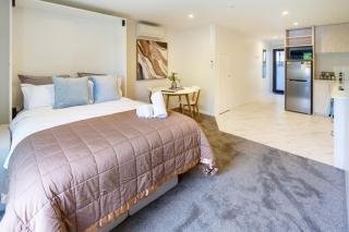Bright and Inviting Studio Near South City Mall - 0