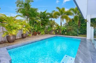 Seaside Haven 4 Bedroom Holiday House with Private Pool in Palm Cove - 9