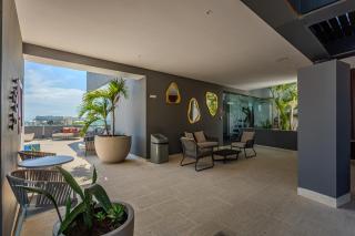 Luxury 1BR Condo Prime Location - 6