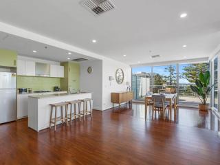 Ocean Breeze - Stylish 2 Bedroom with terrace - 3-minute walk to beach - 9