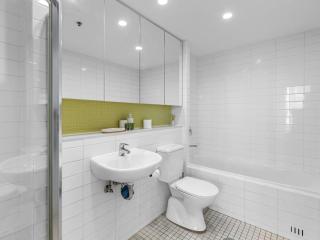 Ocean Breeze - Stylish 2 Bedroom with terrace - 3-minute walk to beach - 7