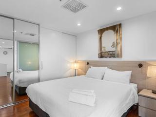 Ocean Breeze - Stylish 2 Bedroom with terrace - 3-minute walk to beach - 6