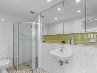 Ocean Breeze - Stylish 2 Bedroom with terrace - 3-minute walk to beach - 5