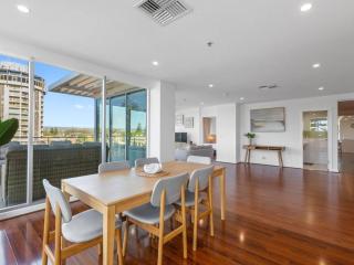 Ocean Breeze - Stylish 2 Bedroom with terrace - 3-minute walk to beach - 3