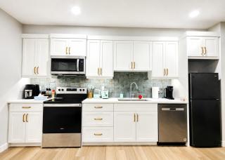 Private Luxury Retreat - King Bed - Full Kitchen - 9