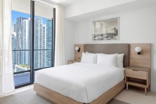 Spacious Corner Stay with Balcony and Pool in Miami G3302 - 8
