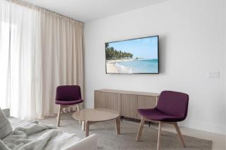 Spacious Corner Stay with Balcony and Pool in Miami G3302 - 3