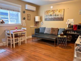 Separate entry sweet home in Langford - 4