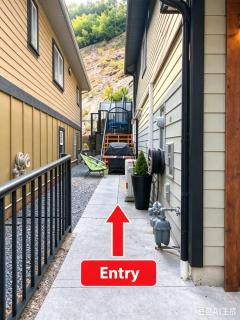 Separate entry sweet home in Langford - 6