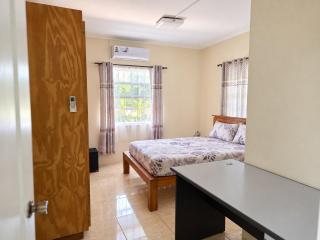 Spacious garden level 2 bedroom apartment near Underwater Sculpture Park - 0