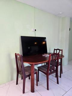 Spacious garden level 2 bedroom apartment near Underwater Sculpture Park - 3