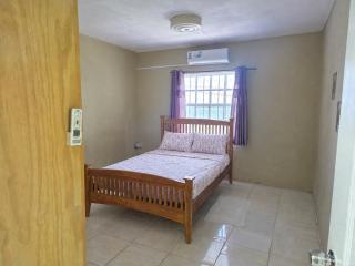 Spacious garden level 2 bedroom apartment near Underwater Sculpture Park - 4