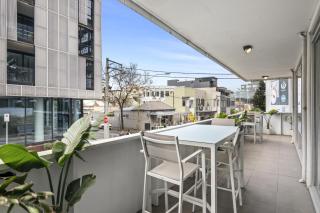 Sleek South Yarra 2-Bed with Alfresco Dining - 9