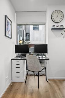 Sleek South Yarra 2-Bed with Alfresco Dining - 5
