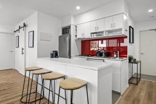 Sleek South Yarra 2-Bed with Alfresco Dining - 4