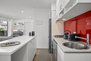 Sleek South Yarra 2-Bed with Alfresco Dining - 3