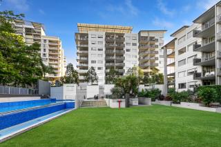 Balcony Views, Parking, Pool & Gym and Walk to Brisbane CBD - 5