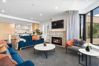 Lovely 2 Bedroom Apartment with Indoor Fireplace - 9