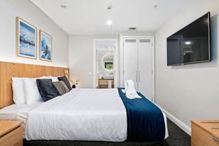Lovely 2 Bedroom Apartment with Indoor Fireplace - 2