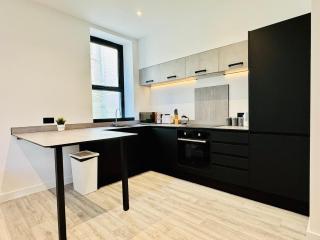 Premium 3-Bed Apt - Heart of Town - Walk to Beach - 2