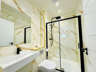 Premium 3-Bed Apt - Heart of Town - Walk to Beach - 3