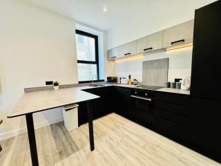 Premium 3-Bed Apt - Heart of Town - Walk to Beach - 4